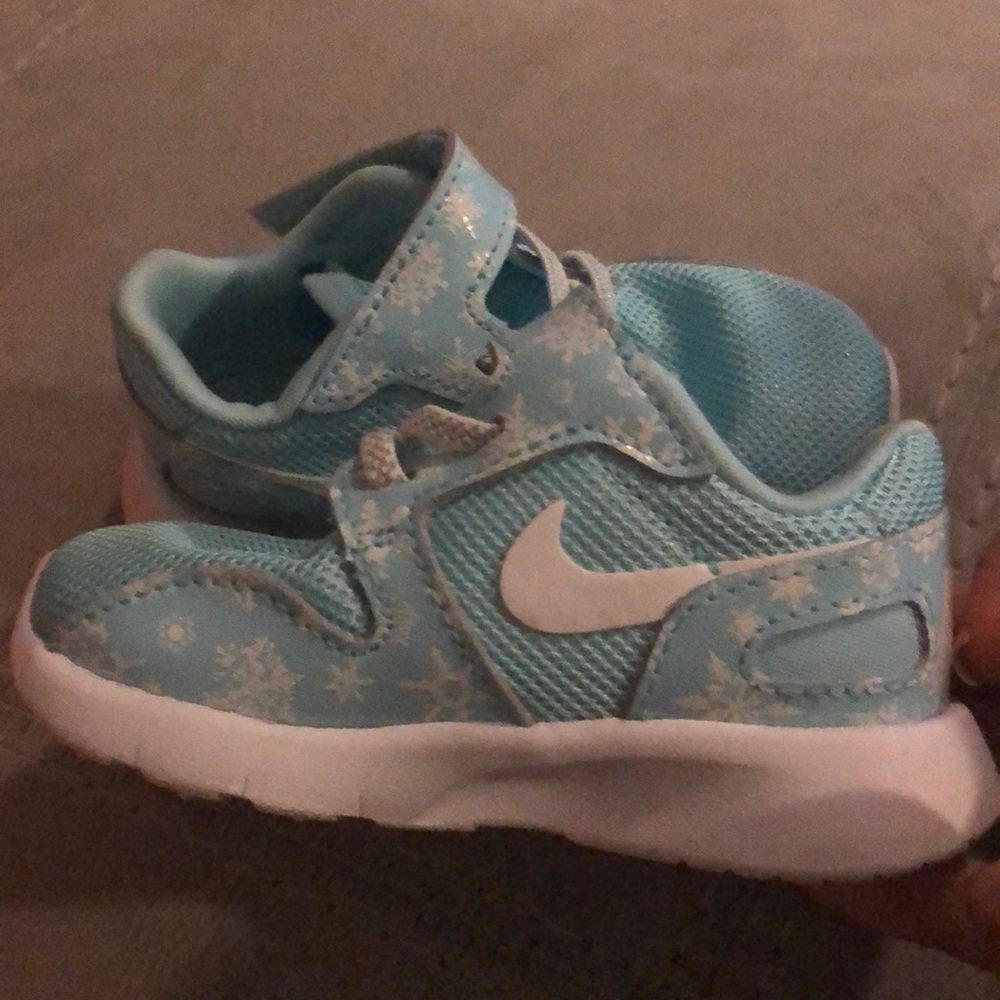 New!! Nike baby girl shoe Size 5, Aqua worn once!